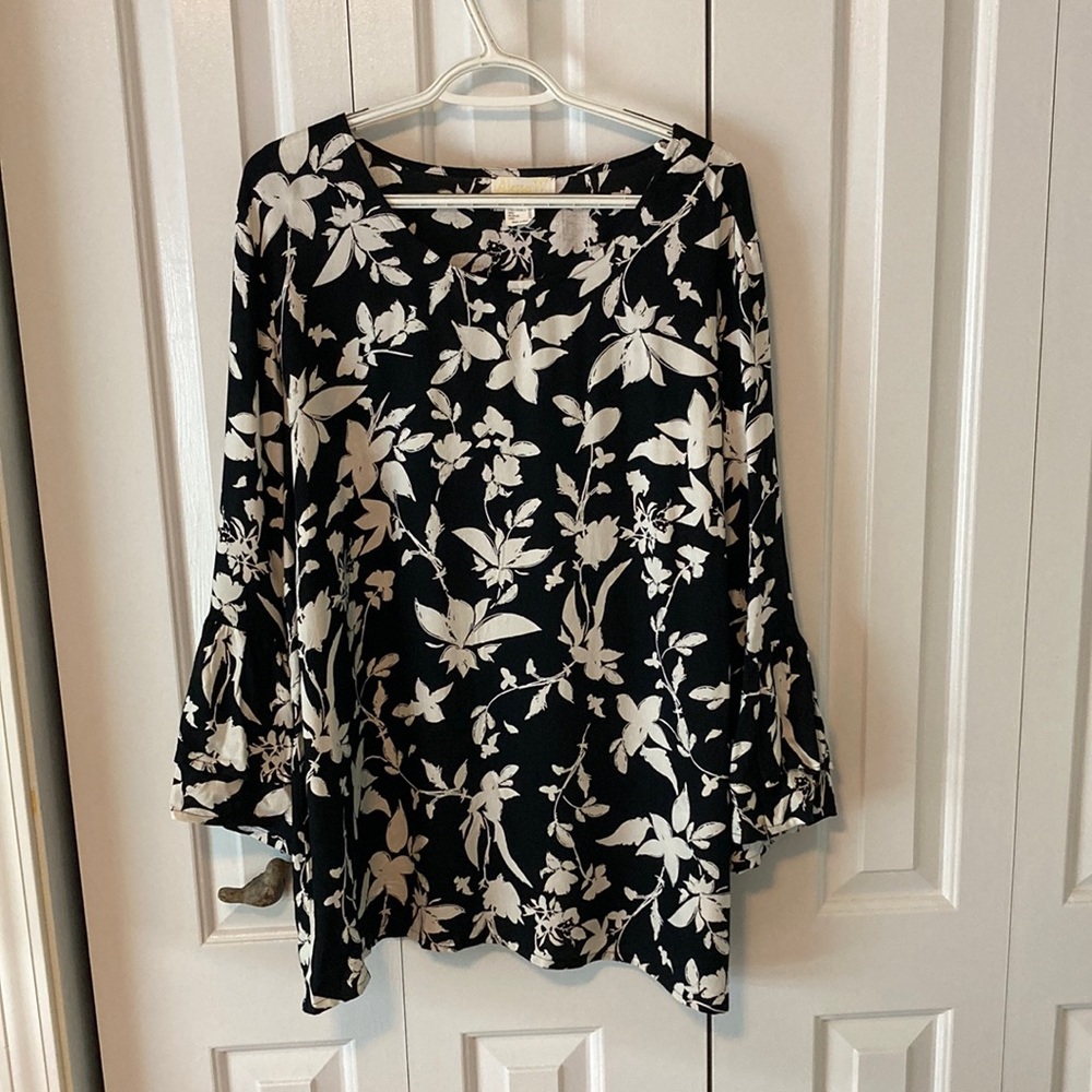 Gently used but good condition black and white floral print Alessa W blouse.